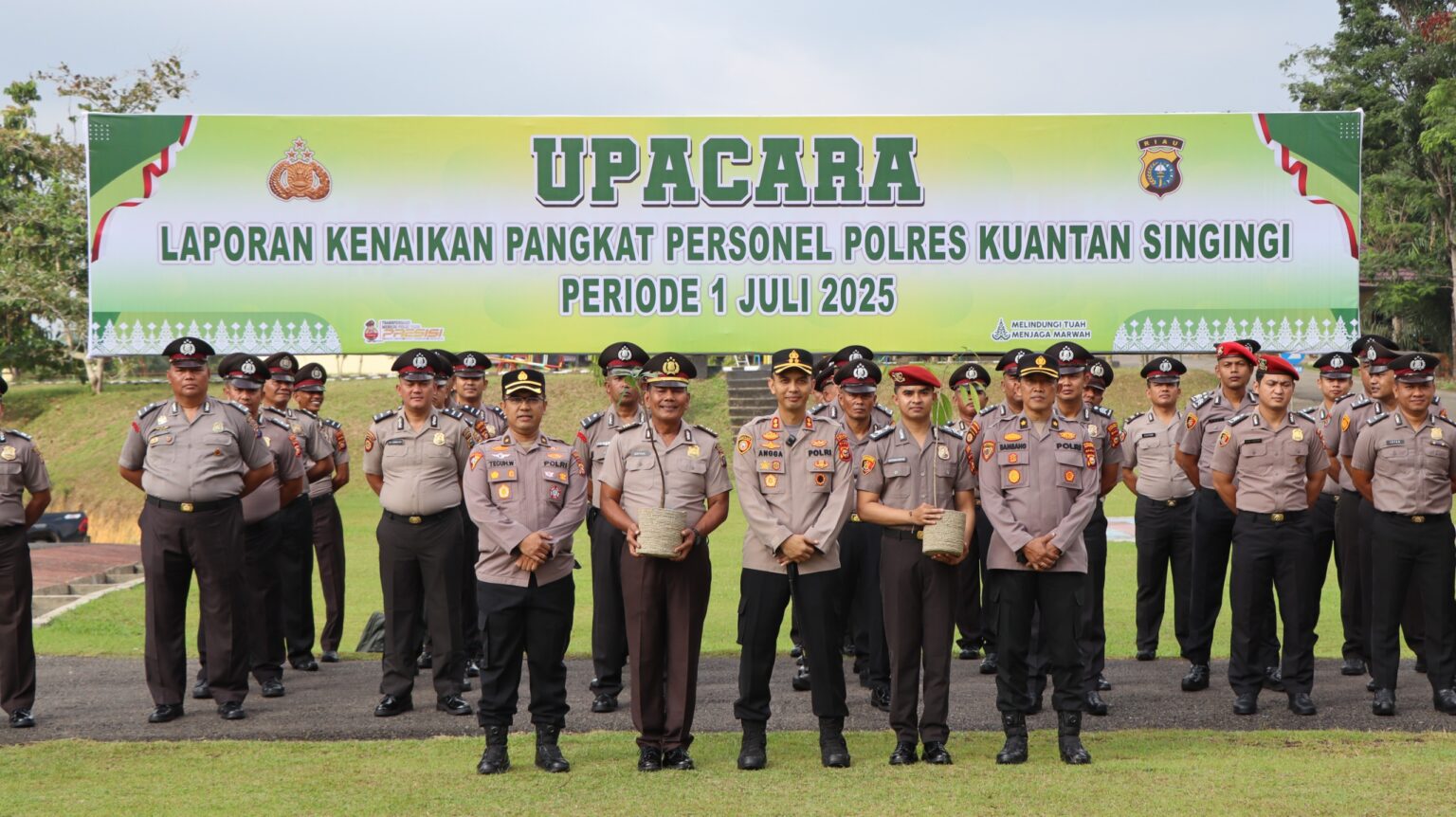 Kapolres Kuantan Singingi Pimpinan 39 Personil Polres Kuatan Singingi Naik Pangkat